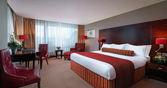 Family, King and Twin Beds, The Savoy Hotel 3/9