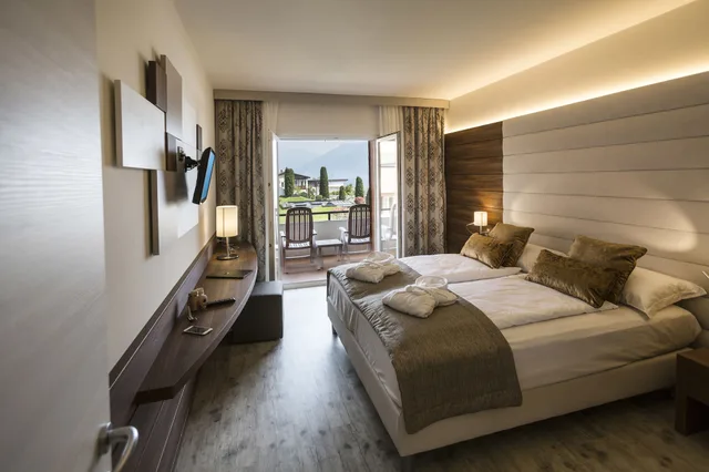 غرفة سوبيريور عائلية بسرير كوين مع أريكة، Hotel Du Lac 1/2