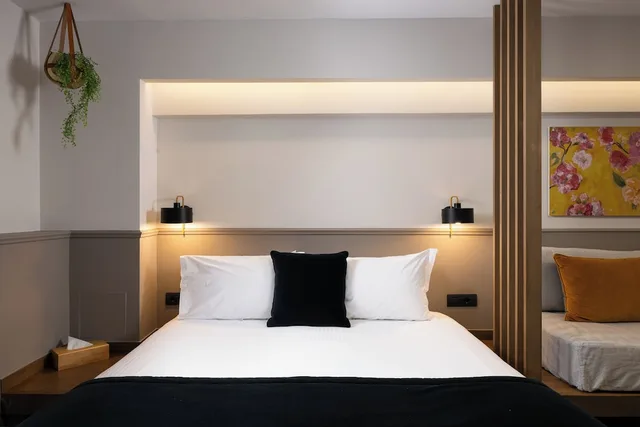 Sir, Comfort, Suite, Queen Bed, Sofa، Sir Athens 7/10