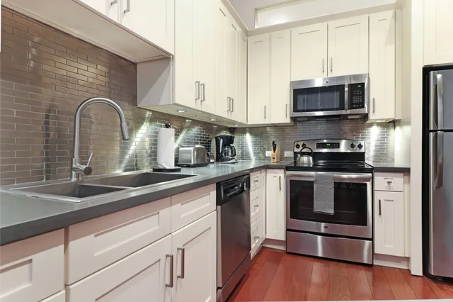 Adjoining, Apartment, 1 Queen and 2 King Beds, 3 Beds, 2 Sofa، Factors Row by Sextant 9/9