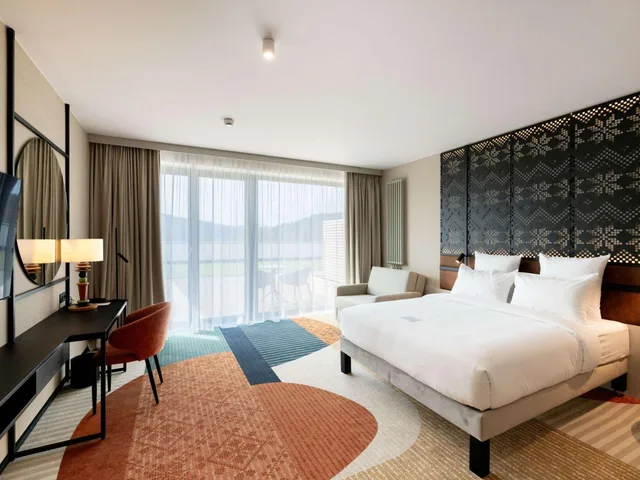 غرفة بريفيليج بسرير مزدوج بإطلالة على الجبل بشرفة مع أريكة، Mercure Szczyrk Resort 2/6