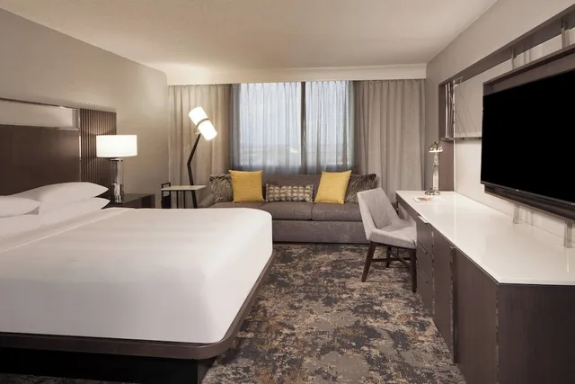 غرفة بسرير كينج لذوي الإعاقة، Dallas Fort Worth Airport Marriott 1/4