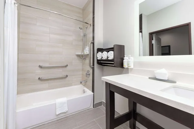 غرفة بسرير كينج مع أريكة لذوي الإعاقة، La Quinta Inn & Suites by Wyndham Tyler - University Area 5/8
