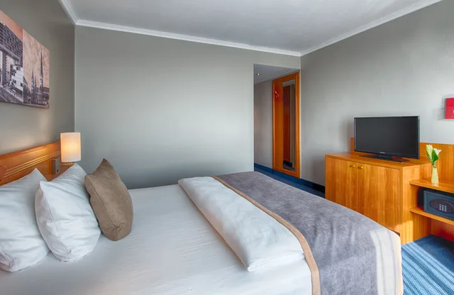 غرفة سوبيريور بسرير مزدوج وسريرين منفصلين، LEONARDO HOTEL KOLN BONN AIRPORT 10/10