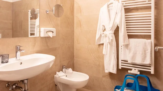 Classic, Double Bed, City Hotel Merano 6/8