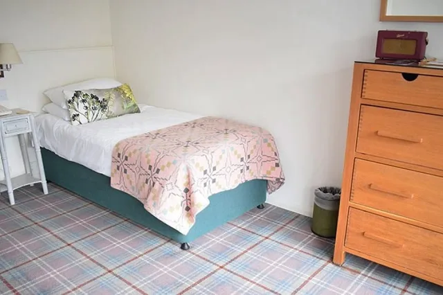 2 Bedrooms, Suite, Single, 1 Double and 1 Single Bed, Balcony، The Knoll House 3/4