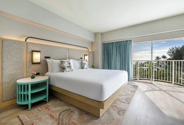 غرفة بريميوم بسرير كينج وسرير بطابقين بإطلالة على البحر، Crowne Plaza Resort Saipan an IHG Hotel 1/4