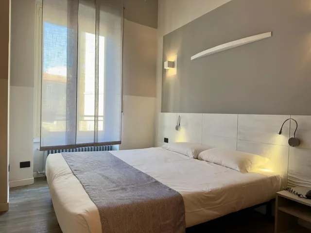 غرفة قياسية رباعية بسرير مزدوج وسريرين منفصلين، Hotel Europa 1/10