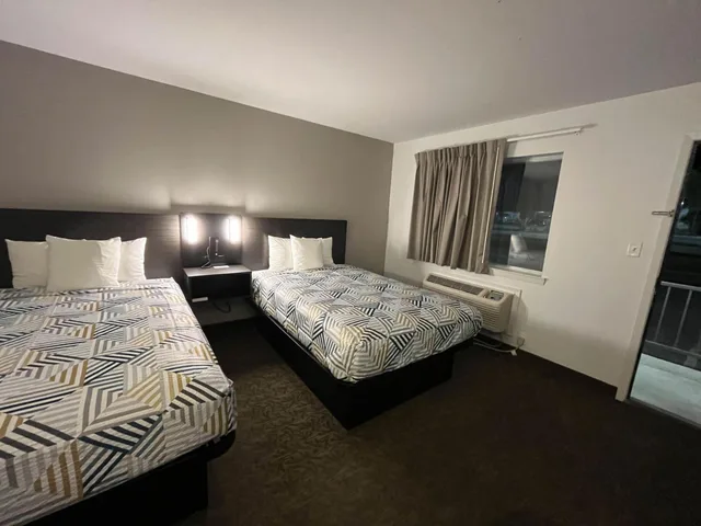 1 King Bed - Mob Acc RI Shwr Nsmk Micfridg، Motel6 Junction, TX - Llano River 1/10
