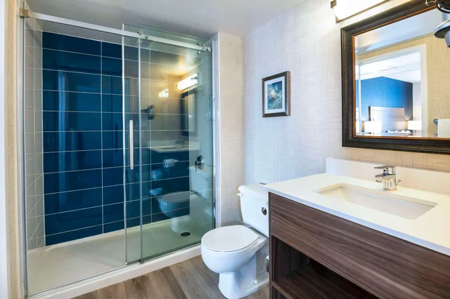Upgrade, Suite, King Bed، Quality Suites Whitby 8/10