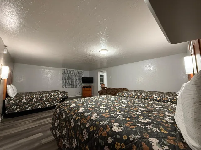 Classic, Triple, Budget Inn Bend by OYO 2/6