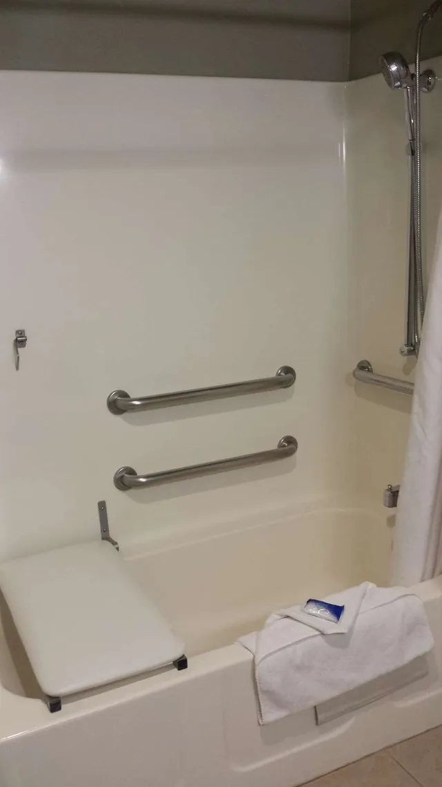 جناح بسرير كينج بحوض جاكوزي لذوي الإعاقة، Best Western Plus Kennewick Inn 3/3