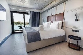 جناح جونيور، The Londoner Hotel Sliema 1/1