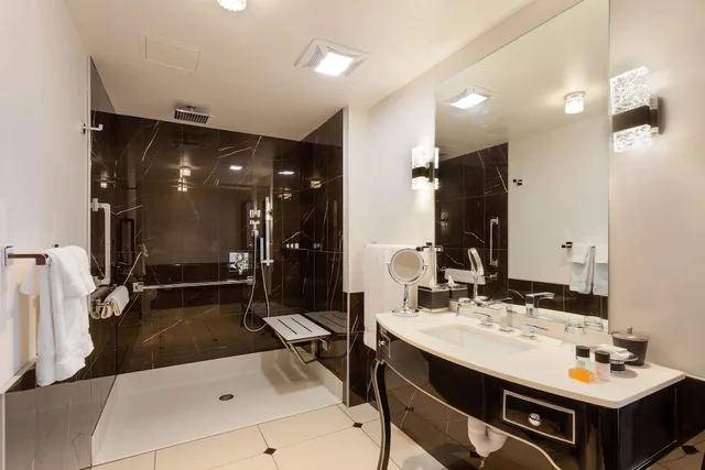 Suite, King Bed, Hotel Retlaw, Trademark Collection by Wyndham 2/2