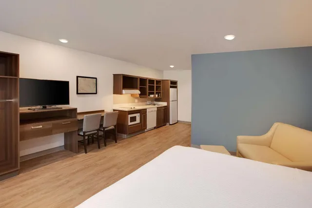 غرفة بسرير كوين مع أريكة، WoodSpring Suites Houston Northwest 1/4