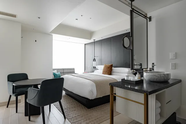 غرفة بريميوم بسرير كينج بمنطقة جلوس في طابق مرتفع، Kimpton Shinjuku Tokyo 2/4