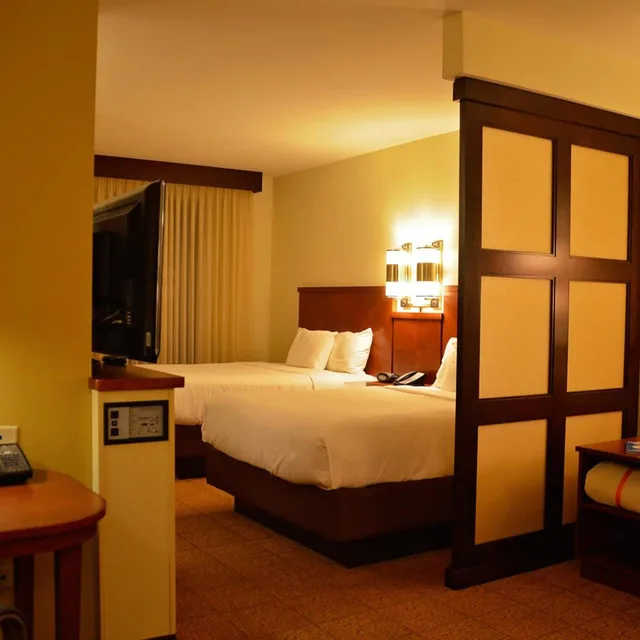 غرفة بسريرين كوين مع أريكة، Hyatt Place North Charleston 1/3