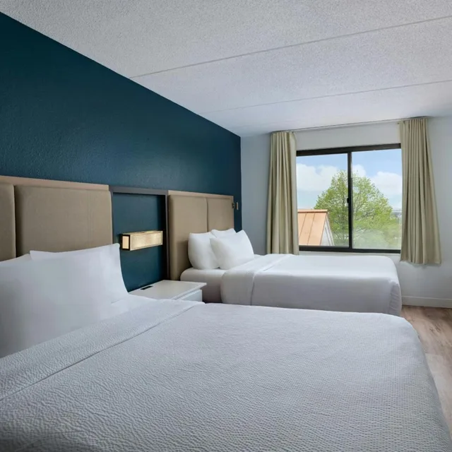 جناح بسريرين كوين مع سرير سحّاب إضافي مع أريكة بحوض استحمام لذوي الإعاقة، SpringHill Suites Pittsburgh Washington 1/4