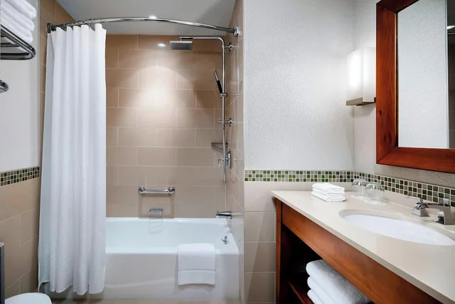 غرفة بسريرين مزدوجين بإطلالة على المسبح، Westin Bayshore 3/3