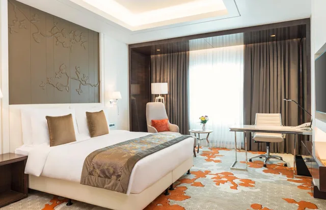 غرفة تنفيذية بإطلالة على المسبح مع دخول الصالة، RADISSON BLU HOTEL AJMAN 2/7