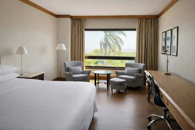 غرفة كلاسيكية بسرير كينج بإطلالة على النهر، Sheraton Colonia Golf and Spa Resort 1/4