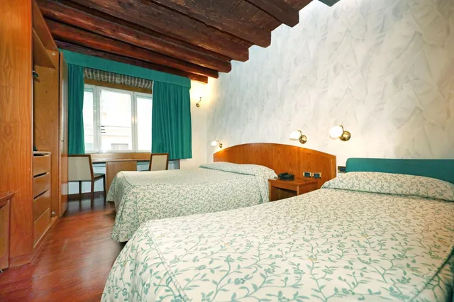 غرفة ثلاثية، Hotel Corot 1/10