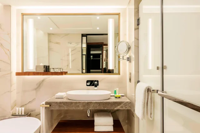 Superior, Queen Bed, Pool View, Pool Access، Le Meridien Dubai Hotel and Conference Centre 3/4