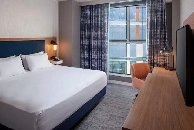 Room, King Bed, Water View, Accessible، Hampton Inn Boston Seaport District 1/2