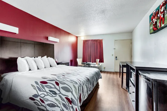 غرفة سوبيريور بسرير كينج للمدخنين، Red Roof Inn Monteagle – I-24 (ex Motel 6 Monteagle TN) 2/5