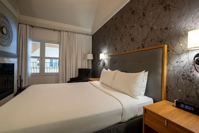 Junior Suite, 2 Queen Beds, Chateau Bromont 2/10