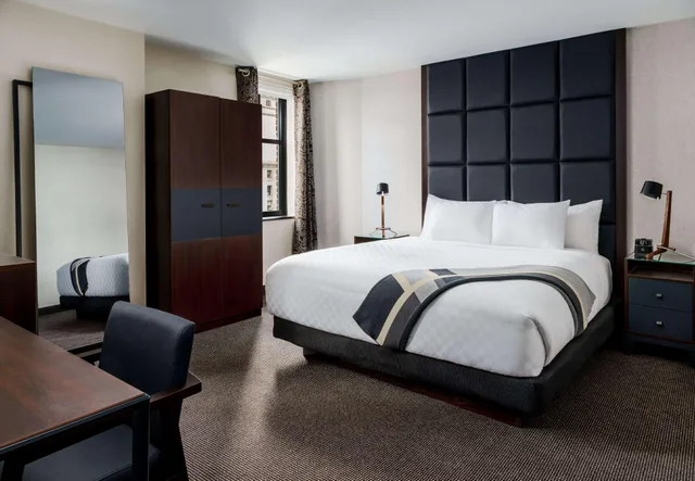 جناح بسرير كينج بغرفة نوم واحدة، Joinery Hotel Pittsburgh, Curio Collection by Hilton 1/3
