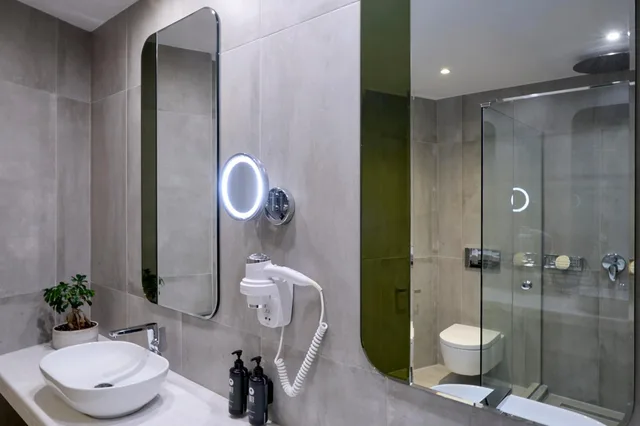 جناح تنفيذي بسرير كوين بإطلالة على المدينة مع أريكة، Zeus Essence Wyndham Athens Residence 7/8
