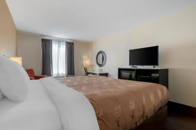 غرفة بسرير كينج في طابق مرتفع، Quality Inn Phenix City Columbus 6/8