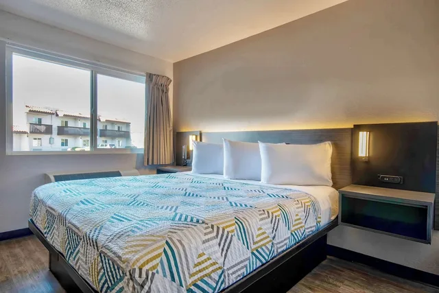 غرفة قياسية بسرير كينج، Motel6 Santa Fe, NM 1/6