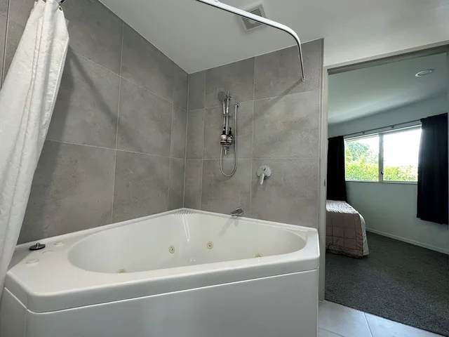 Spa, Deluxe, Suite, King Bed، Baycourt Lakefront Motel 5/10