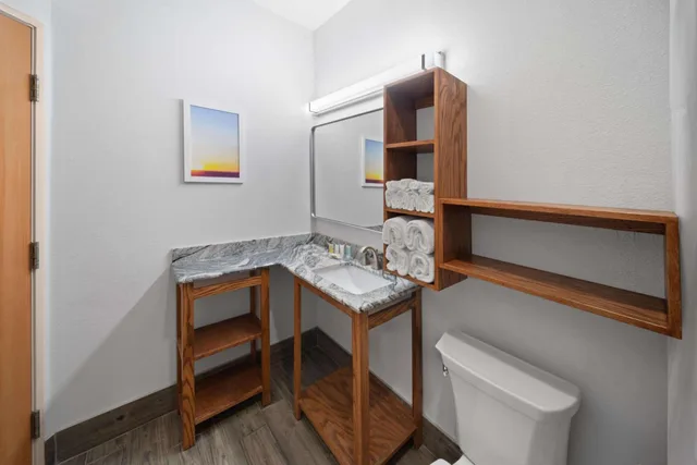 غرفة بسرير كينج بحوض استحمام لذوي الإعاقة، Days Inn & Suites by Wyndham Lubbock Medical Center 2/3