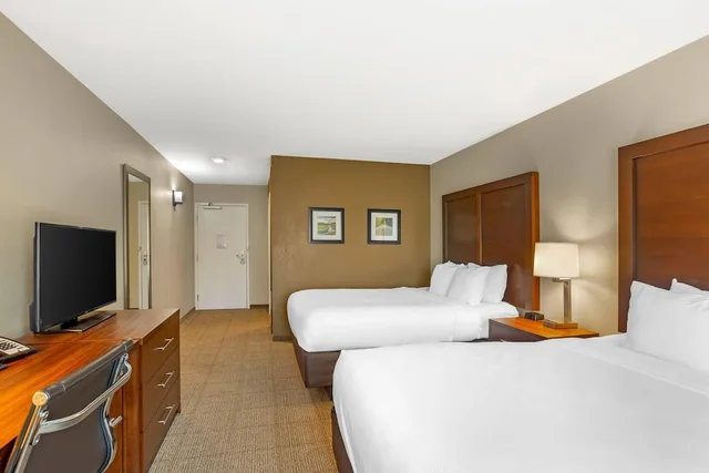 Standard, 2 Queen Beds, Comfort Inn & Suites Gap Amish Country 8/10