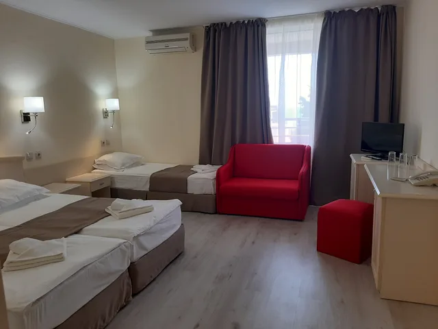 غرفة قياسية ثلاثية، Detelina 4/4