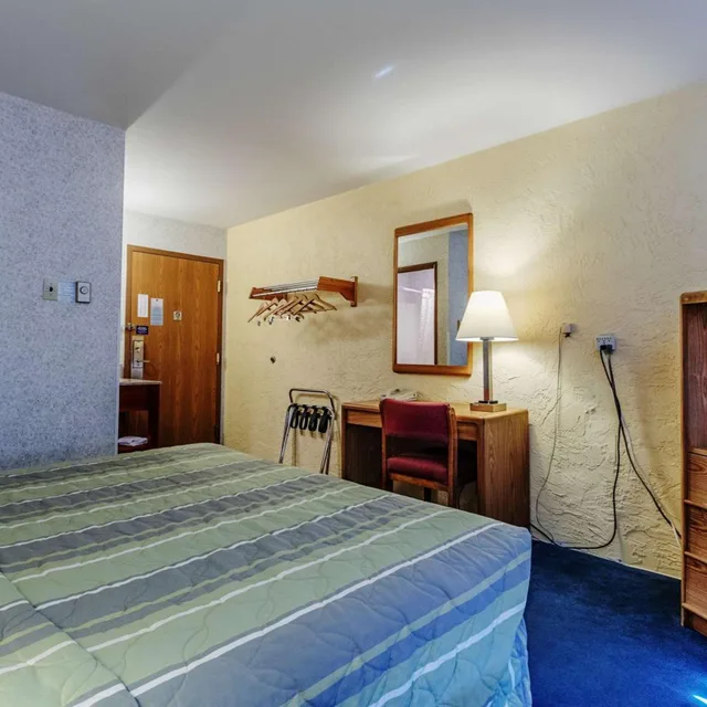 غرفة بسرير مزدوج، Days Inn by Wyndham La Crosse 6/10