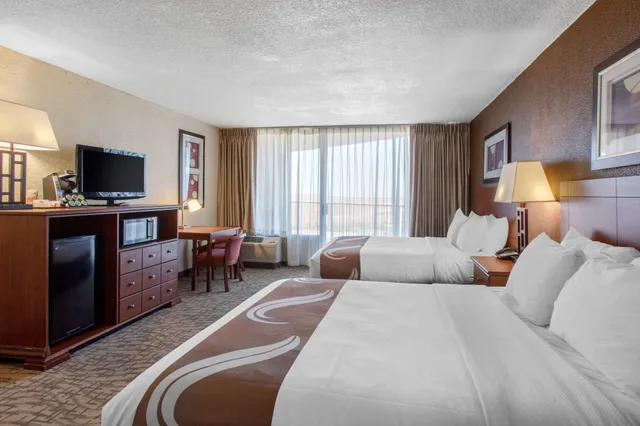 غرفة قياسية بسريرين كوين بإطلالة على المسبح بشرفة، Scenic View Inn - Lake Powell - Page AZ 5/8
