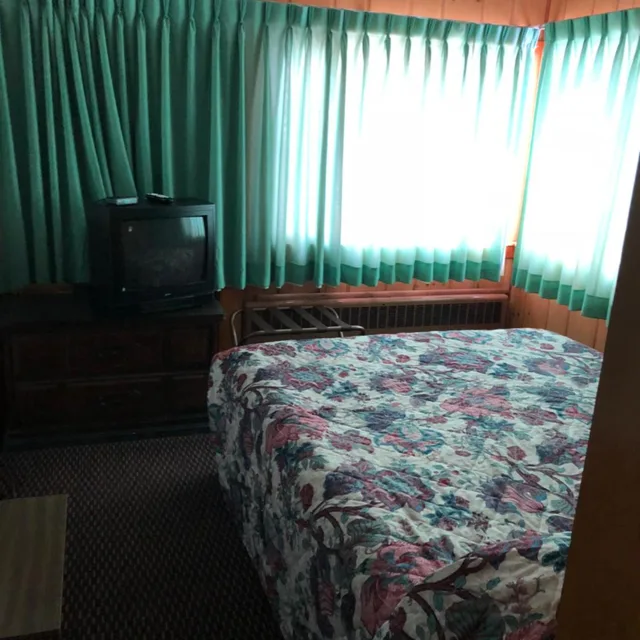 غرفة ثلاثية بإطلالة على البحيرة، Sun 'n Snow Motel 7/10