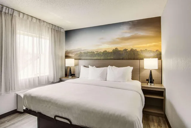 جناح بسرير كينج، Clarion Pointe on the lake Clarksville-South Hill West 1/3
