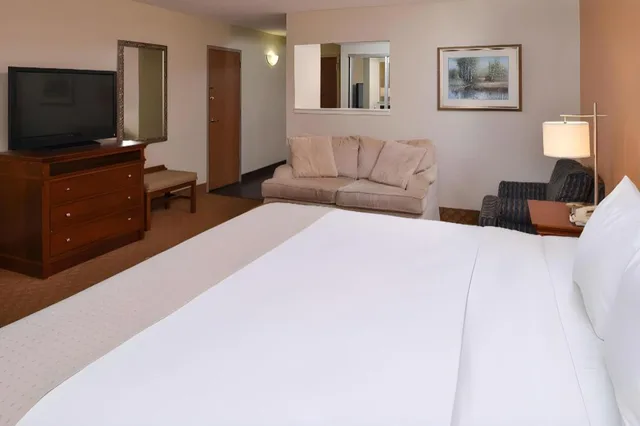Upgrade, Suite, King Bed، Radisson Hotel West Memphis 6/9