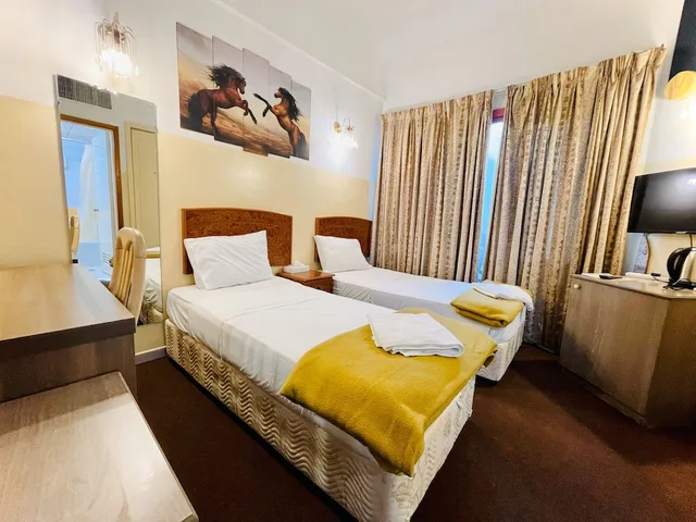 غرفة قياسية بسريرين منفصلين، QUEENS HOTEL 1/3