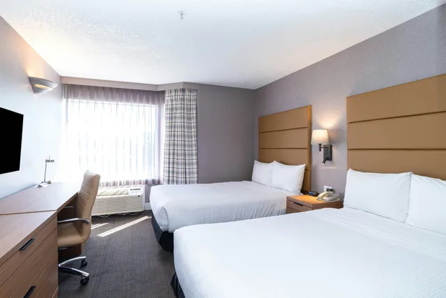 جناح بسريرين مزدوجين مع أريكة بمطبخ صغير، Sandman Hotel Victoria 2/5