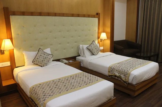 غرفة بسريرين منفصلين لذوي الإعاقة، Ramada by Wyndham Varanasi Katesar 2/4