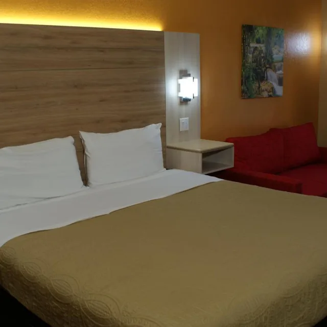 غرفة ديلوكس بسرير كينج مع أريكة، Home Town Inn And Suites 9/9