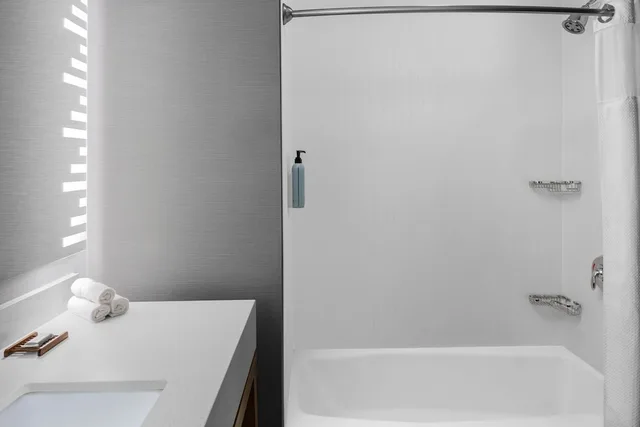 استوديو بسريرين كوين مع أريكة لذوي الإعاقة، Courtyard San Angelo 4/4