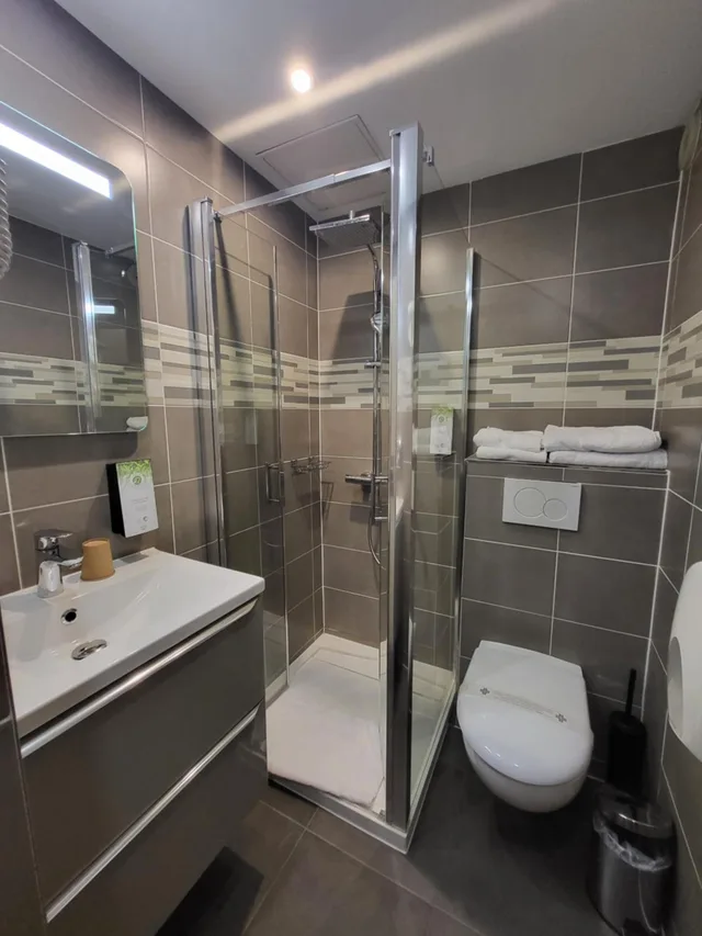 Room, Twin Beds, Hotel Kyriad Saint Quentin En Yvelines - Montigny 5/7