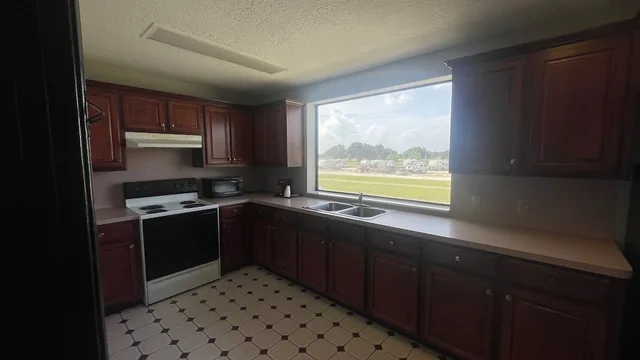 جناح بسرير كينج بمطبخ للمدخنين لذوي الإعاقة، Days Inn & Suites by Wyndham Winnie 5/7